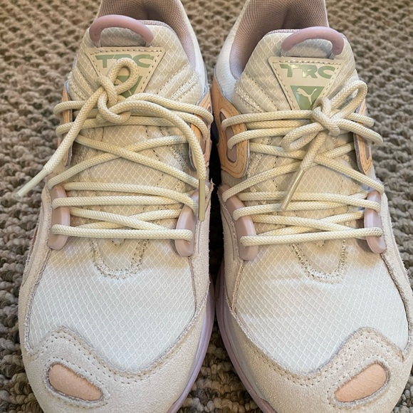 Gorgeous Puma shoes, size 8 - Picture 2 of 4